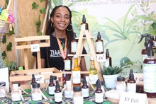 Jóvenes emprendedoras usan el viche como producto capilar: Zimbabwe al natural