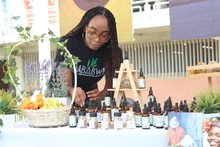 Jóvenes emprendedoras usan el viche como producto capilar: Zimbabwe al natural