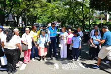 Acción conjunta por el cuidado de la vida de adultos mayores en las vías