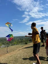 40 niños pintan el cielo con sus cometas, gracias al programa Cultores