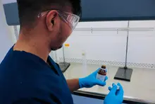 Santiago Muñoz, beneficiario de Todas y Todos a Estudiar es apasionado por la salud y la investigación