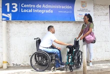 En la Comuna 13, personas con discapacidad recibieron sillas de ruedas