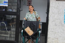 En la Comuna 13, personas con discapacidad recibieron sillas de ruedas