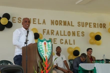 En la Normal Superior Farallones condecoraron a ex directivos docentes, en una tarde de gala