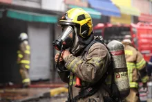 Autoridades y bomberos de Cali controlaron incendio en el Centro Comercial El Tesoro