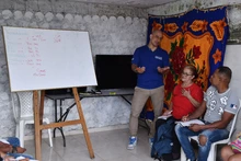 Very well, así capacitan en el idioma inglés, los comerciantes de Cristo Rey