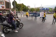 Conductores mal parqueados fueron ‘pillados’ por los colectivos de cultura ciudadana de la Alcaldía de Cali