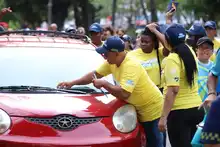 Conductores mal parqueados fueron ‘pillados’ por los colectivos de cultura ciudadana de la Alcaldía de Cali