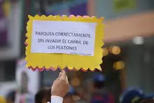 Conductores mal parqueados fueron ‘pillados’ por los colectivos de cultura ciudadana de la Alcaldía de Cali