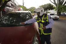 Conductores mal parqueados fueron ‘pillados’ por los colectivos de cultura ciudadana de la Alcaldía de Cali