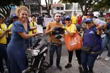 Conductores mal parqueados fueron ‘pillados’ por los colectivos de cultura ciudadana de la Alcaldía de Cali