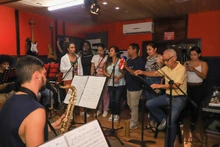 Diez cantantes solistas compiten por ser ganadores de La Voz de Los Cristales 