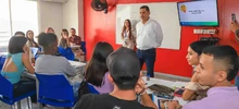 Jóvenes caleños avanzan hacia su meta de ser bilingües con el programa Todas y Todos a Estudiar Inglés