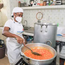 Uno de los Manyoma, se tomó con su sabor, uno de los comedores comunitarios en Cali
