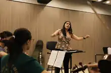 Tiene la música en sus manos. Y se le pasa para la cabeza, los pies…