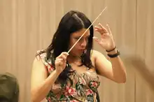 Tiene la música en sus manos. Y se le pasa para la cabeza, los pies…