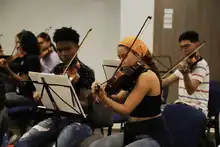 Tiene la música en sus manos. Y se le pasa para la cabeza, los pies…