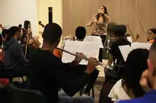 Tiene la música en sus manos. Y se le pasa para la cabeza, los pies…
