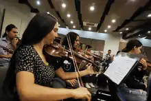 Tiene la música en sus manos. Y se le pasa para la cabeza, los pies…