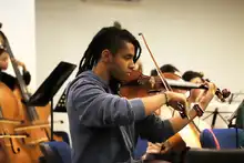 Tiene la música en sus manos. Y se le pasa para la cabeza, los pies…