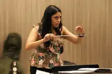 Tiene la música en sus manos. Y se le pasa para la cabeza, los pies…