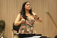 Tiene la música en sus manos. Y se le pasa para la cabeza, los pies…