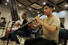 Tiene la música en sus manos. Y se le pasa para la cabeza, los pies…