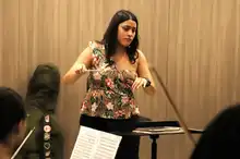 Tiene la música en sus manos. Y se le pasa para la cabeza, los pies…