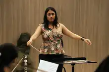Tiene la música en sus manos. Y se le pasa para la cabeza, los pies…