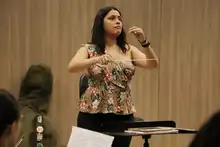 Tiene la música en sus manos. Y se le pasa para la cabeza, los pies…