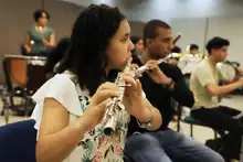 Tiene la música en sus manos. Y se le pasa para la cabeza, los pies…