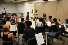 Tiene la música en sus manos. Y se le pasa para la cabeza, los pies…