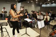 Tiene la música en sus manos. Y se le pasa para la cabeza, los pies…