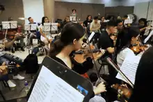 Tiene la música en sus manos. Y se le pasa para la cabeza, los pies…