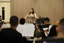 Tiene la música en sus manos. Y se le pasa para la cabeza, los pies…
