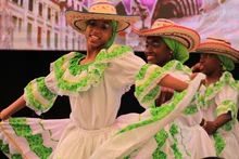 Bailar para esquivar la guerra