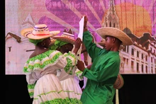 Bailar para esquivar la guerra