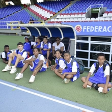 Tocando el cielo con los pies: niños de la comuna 15 visitan el estadio Pascual Guerrero
