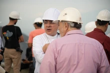 Monseñor Luis Fernando Rodríguez se conmociona por la renovación de la casa del Cristo caleño