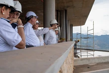 Monseñor Luis Fernando Rodríguez se conmociona por la renovación de la casa del Cristo caleño