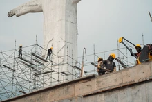 Monseñor Luis Fernando Rodríguez se conmociona por la renovación de la casa del Cristo caleño