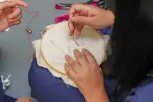 Cuentos tradicionales transformados en arte por estudiantes caleños