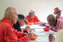Los comedores son entornos saludables para los adultos mayores