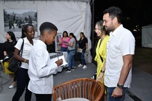 Un niño se tomó ‘la última Coca Cola del desierto’ en la Feria del Libro