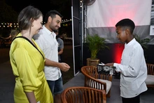 Un niño se tomó ‘la última Coca Cola del desierto’ en la Feria del Libro