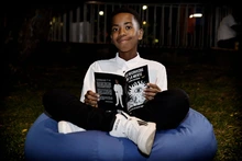 Un niño se tomó ‘la última Coca Cola del desierto’ en la Feria del Libro