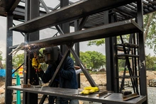 Estructuras metálicas alojarán las artesanías y bebidas tradicionales.