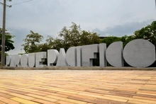 Las letras monumentales, ya instaladas para recibir a los visitantes en Parque Pacífico.
