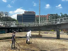 Con lavado de áreas públicas, la Alcaldía de Cali enluce puentes, hundimientos y sitios turísticos 
