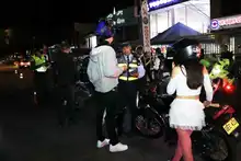 Agentes de tránsito en alistamiento de primer grado para celebración del Halloween